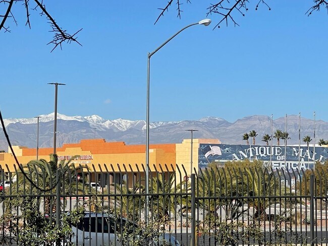 Building Photo - Available NOW!-2 Bedroom Unit in Manhattan Guard Gated Community!