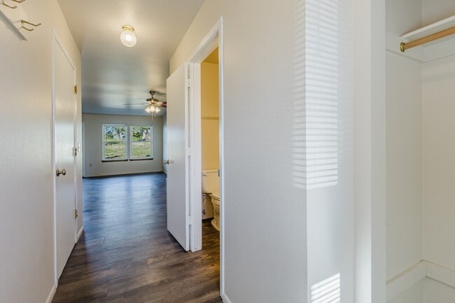 Building Photo - 21 W Golf Pl