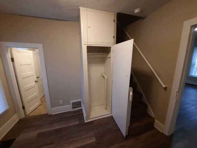 Building Photo - 3 Bedroom, 1 Bathroom Home with additional office/den space and fenced yard!