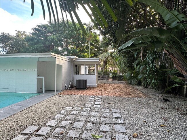 Building Photo - 6810 SW 70th Ave