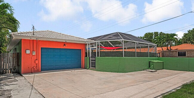 Building Photo - 532 N Palmway