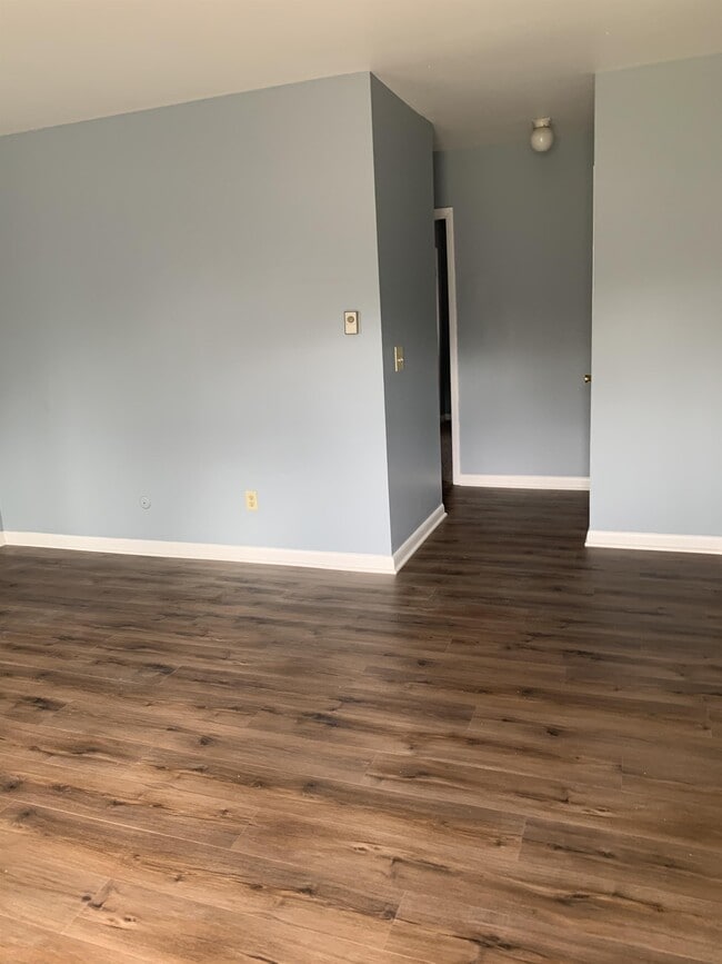 Building Photo - 1126 E State St