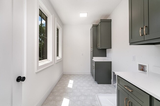 Building Photo - 909B Gale Ln