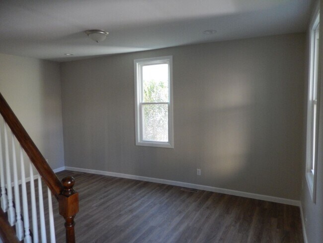 Building Photo - Newly Remodeled 3BR, 2BA, Single Family Home - SHOWING SOON!