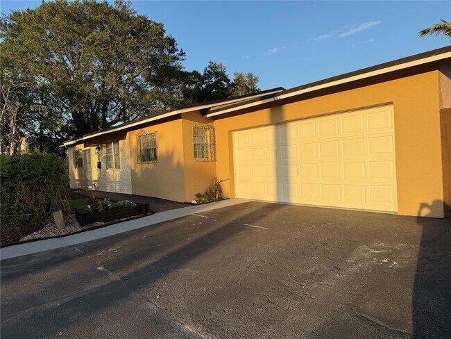 Building Photo - 602 NE 38th St