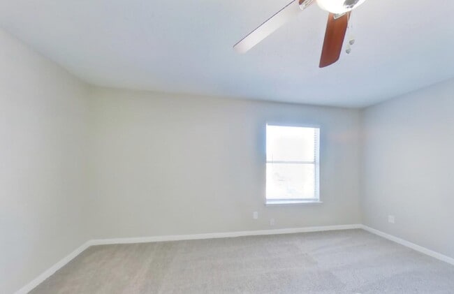 Building Photo - Chic & Comfortable 3-Bedroom Property Ready to Move In