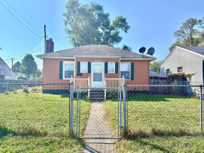 Primary Photo - 1818 W Indiana Ave
