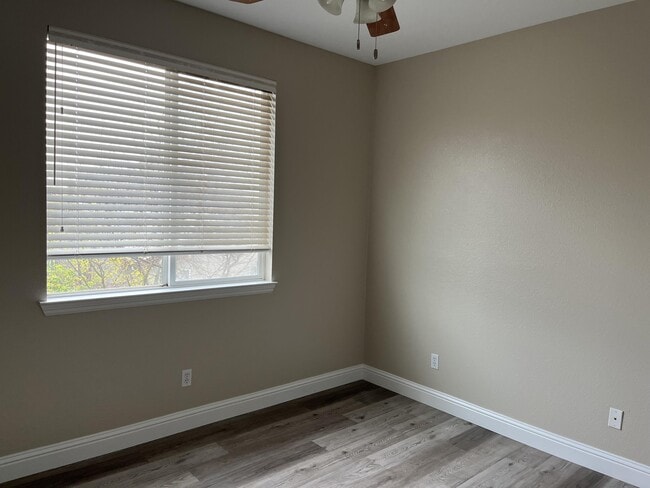 Building Photo - 220 Sorrel Ct