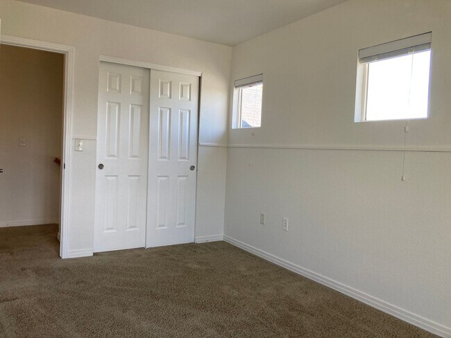 Building Photo - Spacious 4 Bed / 2.5 Bath Westminster Home