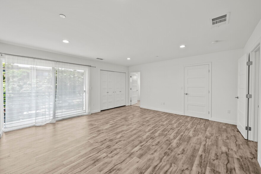 Building Photo - 9104 Burnet Ave