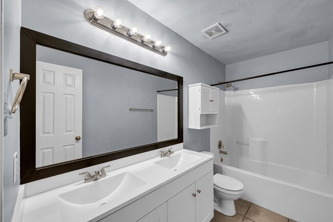 Building Photo - 7811 Holly Berry Ct