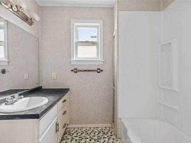 Building Photo - 285 Richard St