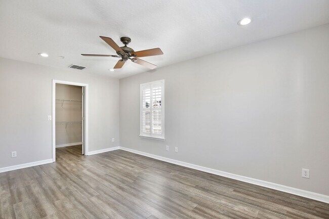 Building Photo - Modern 1/1 Spacious Apartment with 1 Car G...