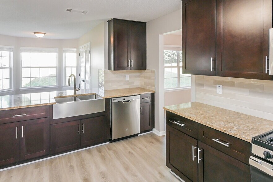 Building Photo - 1103 Village Oaks