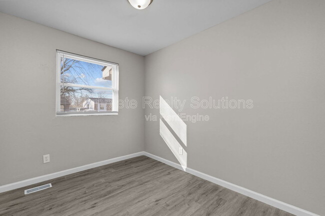 Building Photo - 10432 Royal Dr