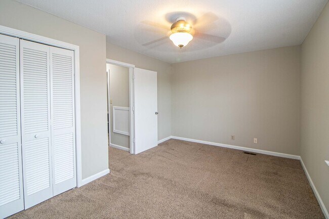 Building Photo - 810-D Golfview Place