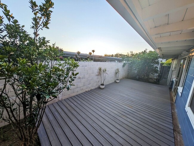 Building Photo - Country living in the City - Huge bonus room, entertainment deck, covered lanai and lots of storage.