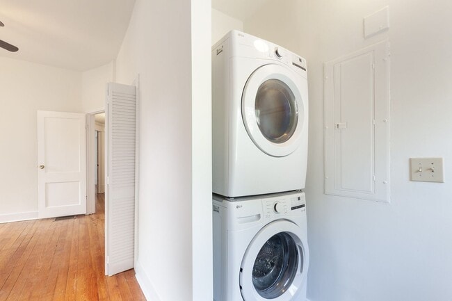 Building Photo - Charming 1920's Bungalow w/ Modern Upgrade...