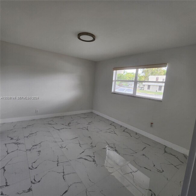 Building Photo - 8010 N Colony Cir
