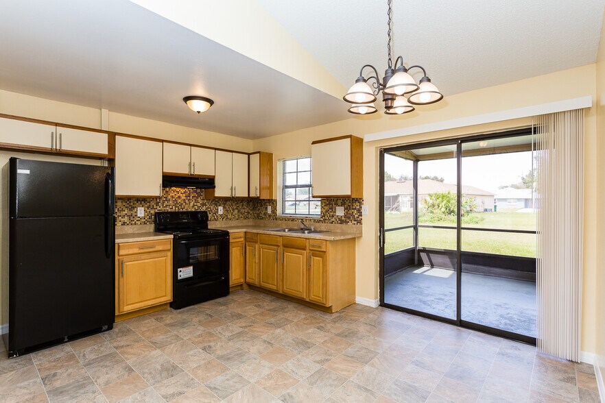 Building Photo - 605 Royalty Ct
