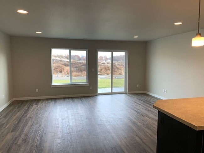 Building Photo - Whether you just want the extra room or need it for your family, our townhomes are calling!!