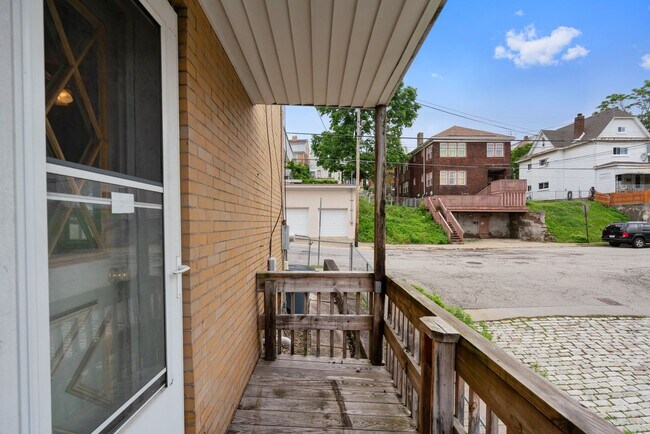 Building Photo - SCORE 1ST MONTH'S RENT FREE IF SIGNED BY AUGUST 7!Convenient 2 Bedroom home in Mt. Washington ava...