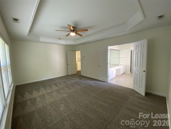 Building Photo - 9901 Hazelview Dr