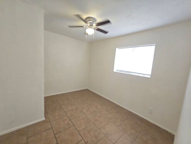 Building Photo - 2 bed 1.5 bath UTILITES INCLUDED