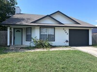 Building Photo - 3702 Daniels Dr