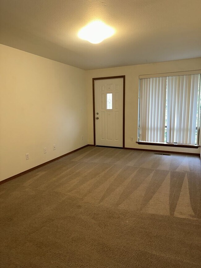 Building Photo - RENT SPECIAL! $1,000 OFF FIRST MONTH'S RENT!