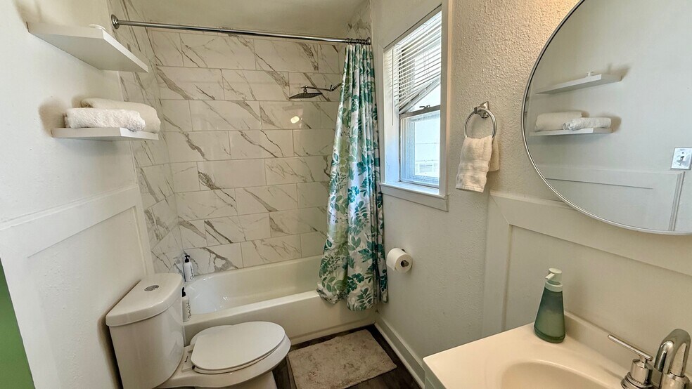 Building Photo - 1802 E University Ave