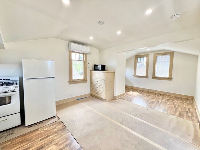 Building Photo - Charming Bluff Park Studio – Bright, Priva...