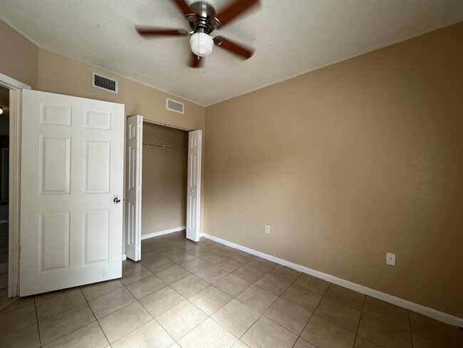 Building Photo - 1133 Golden Lakes Blvd