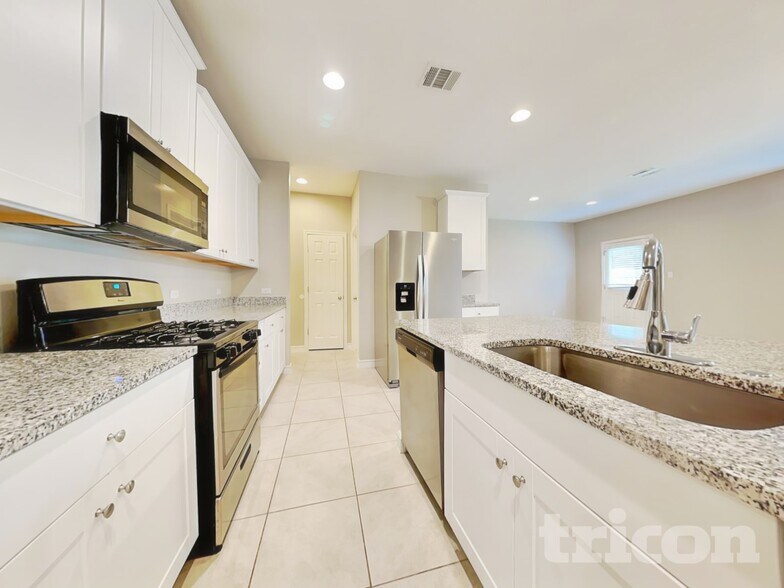 Building Photo - 241 Mary Max Cir