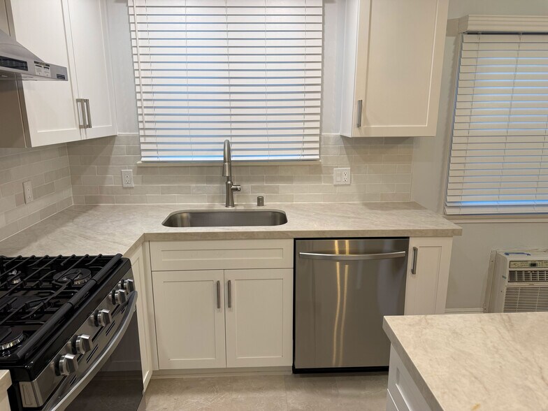 Building Photo - 4125 W Toluca Lake Ave