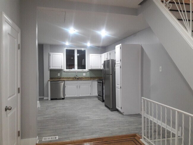 Building Photo - 2413 S Rosewood St