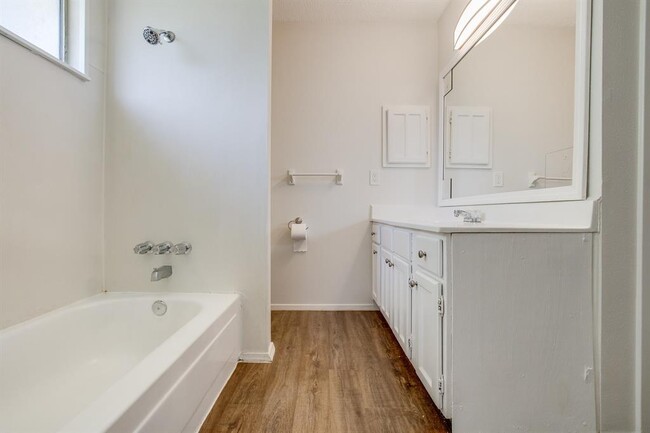 Building Photo - 2504 Ewell Dr