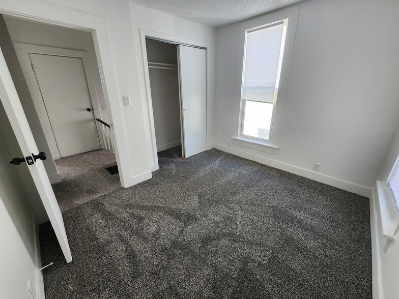 Building Photo - 1012 E 15th St