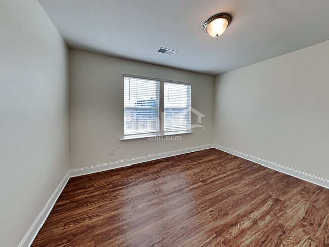 Building Photo - 174 Larragan Dr