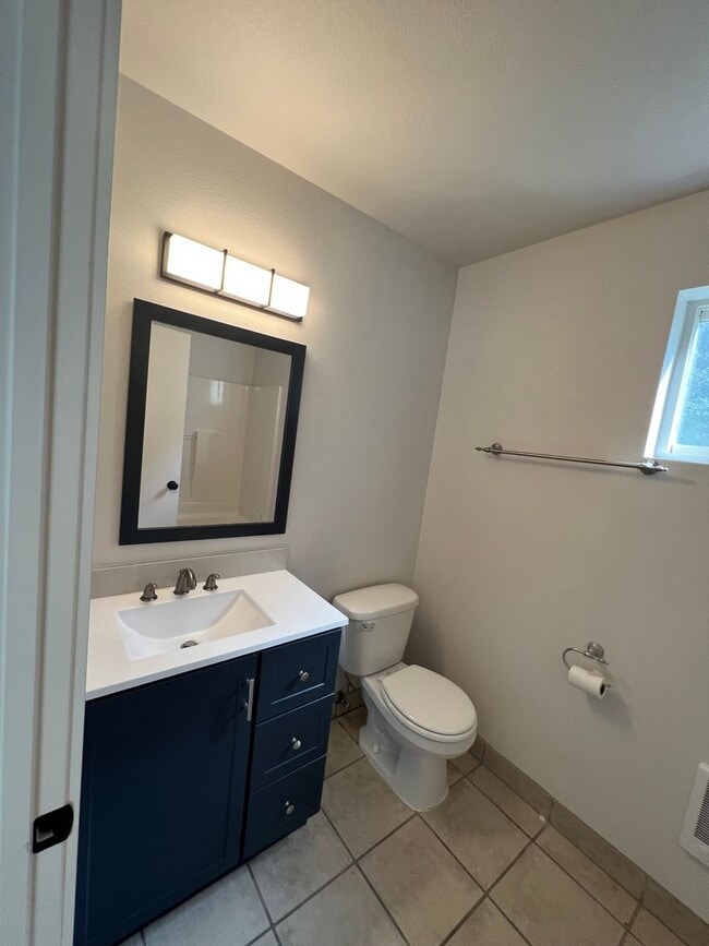 Building Photo - Newly Remodeled! Close to CWU 4 Rooms !!