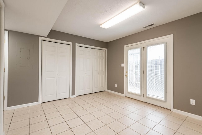 Building Photo - 3360 S Oaklawn Cir