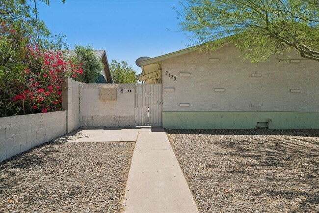Building Photo - 2133 W Adams St