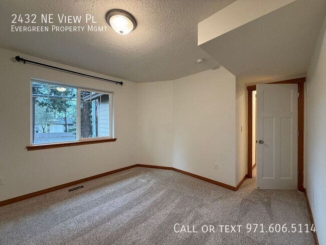 Building Photo - 2432 NE View Pl