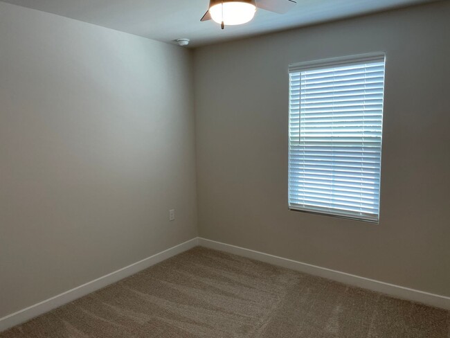 Building Photo - 3 Bedroom 2 Bathroom House In Hickman's Cr...