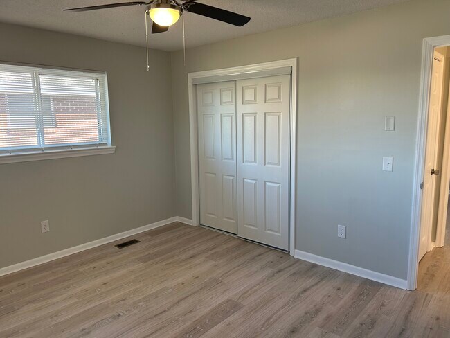 Building Photo - 33 Phillips Dr