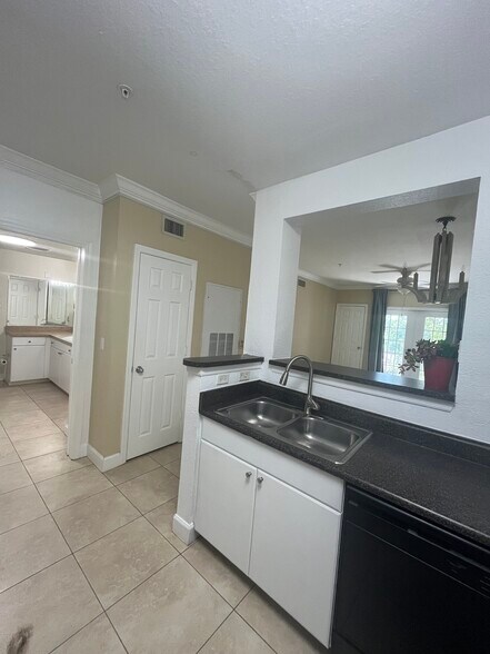 Building Photo - 304 E South St