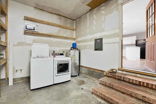 Building Photo - Pet Friendly Rental with no carpet!