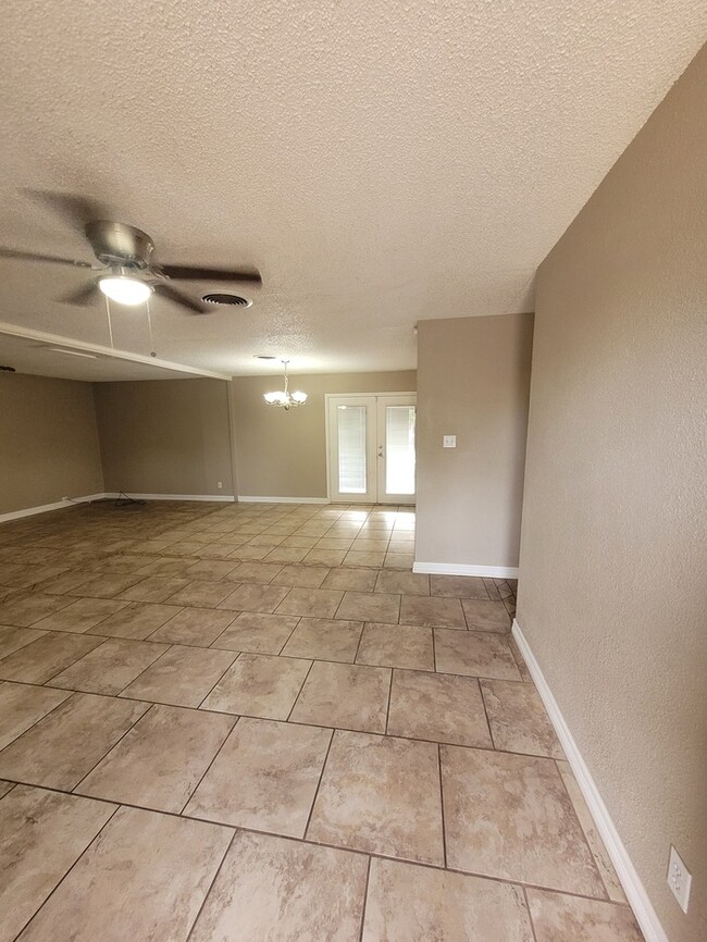 Building Photo - 3 bed 2 bath with large backyard!