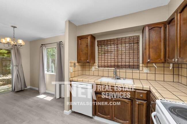 Building Photo - Darling 3 Bedroom Near Downtown - Location...