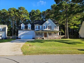 Building Photo - Beautiful 4 bedroom, 2.5 bath home in the ...